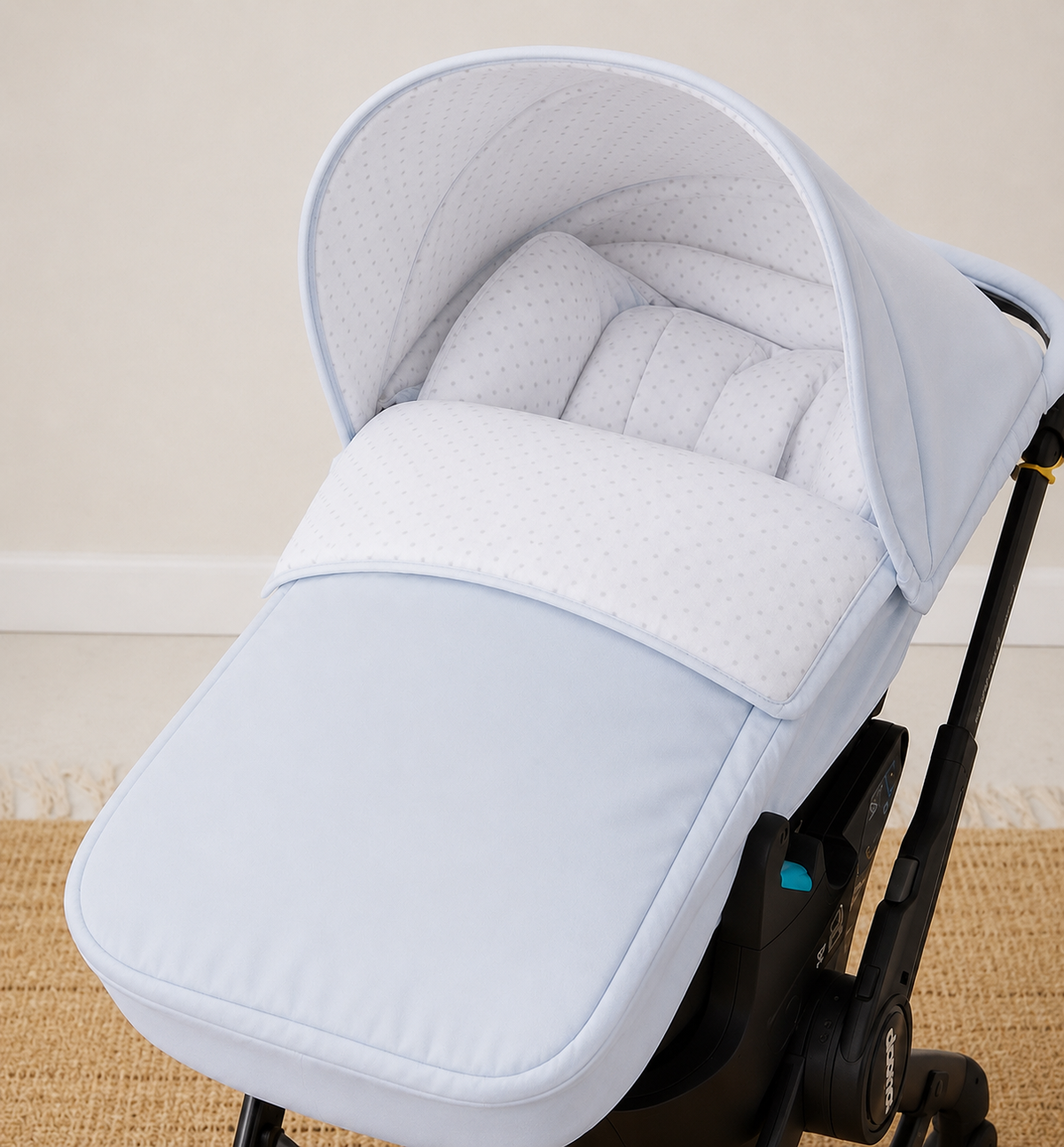 068246 Doona X Baby White/Blue Leather