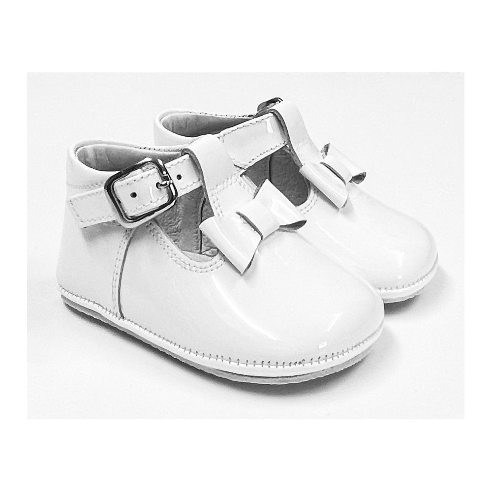 162888 White Andanines Bow Pram Shoe